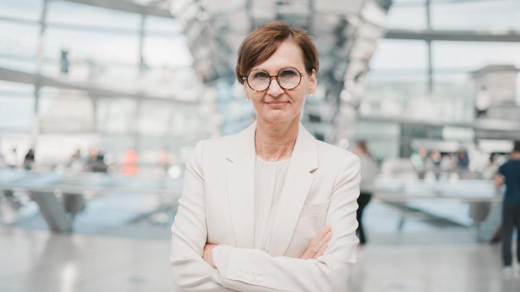 Bundesministerin Bettina Stark-Watzinger in der Reichstagskuppel