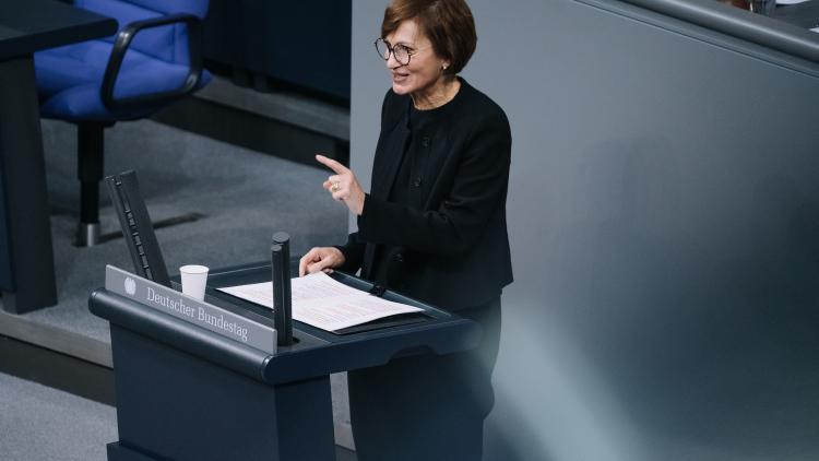 Bundesministerin Bettina Stark-Watzinger im Plenum des Deutschen Bundestags