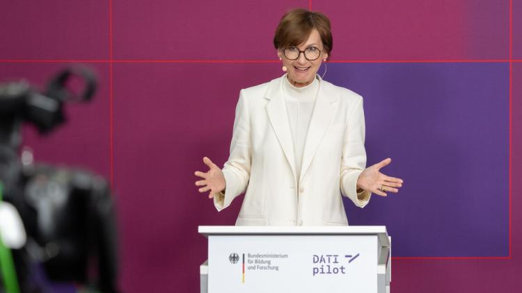 Bundesforschungsministerin Bettina Stark-Watzinger bei der Vorstellung des DATIpilot