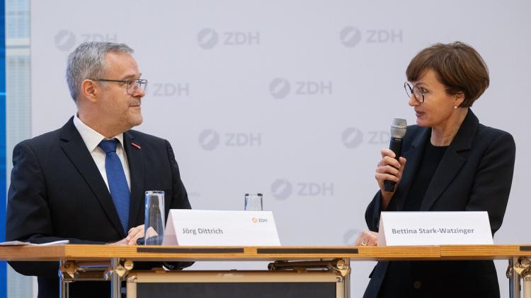 Bundesbildungsministerin Bettina Stark-Watzinger im Gespräch mit ZDH-Präsident Jörg Dittrich