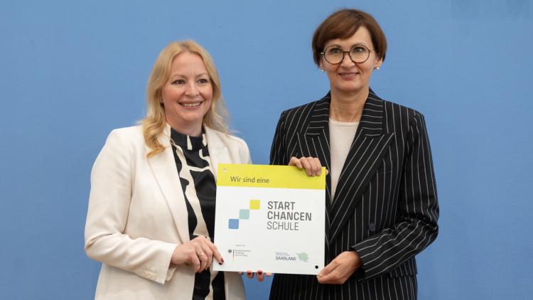 Bundesbildungsministerin Stark-Watzinger überreichte heute die Startchancen-Plakette symbolisch an Christine Streichert-Clivot, saarländische Ministerin für Bildung und Kultur und Präsidentin der Kultusministerkonferenz