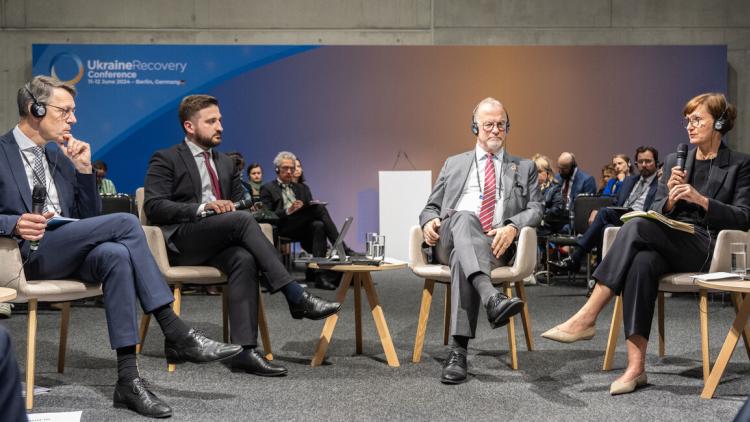 Bundesforschungsministerin Bettina Stark-Watzinger (r.) zusammen mit Yevhen Kudriavets, ukrainischer Vize-Wissenschaftsminister (2.v.l.), Ted Chaiban, Deputy Executive Director von UNICEF (2.v.r.) und Moderator Dr. Georg Schütte, Generalsekretär der Volkswagen Stiftung (l.)