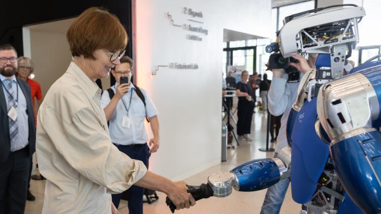 Bettina Stark-Watzinger auf der ersten Fortschrittskonferenz zur KI-basierten Robotik (KIRO)