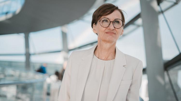 Bettina Stark-Watzinger in der Kuppel des Reichstagsgebäudes