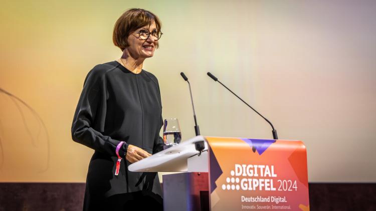 Bundesministerin Bettina Stark-Watzinger während ihrer Rede auf dem diesjährigen Digital-Gipfel